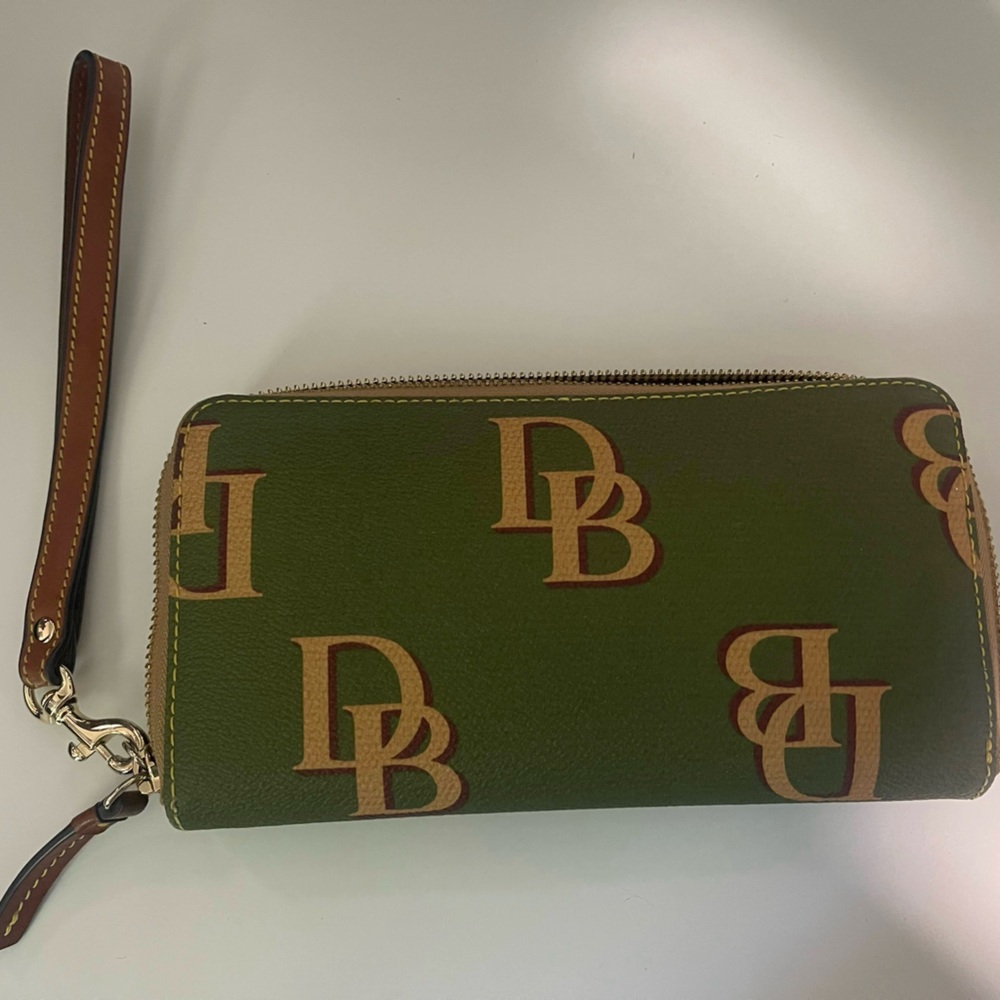 Dooney & Bourke avocado green zipper wallet. Excellent condition.